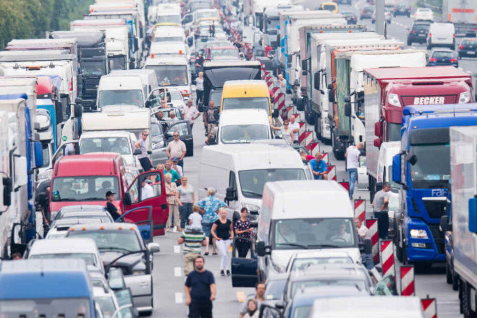 Die Rettungsgasse war so eng, dass das Polizeiauto nicht weiterfahren konnte (Symbolbild).