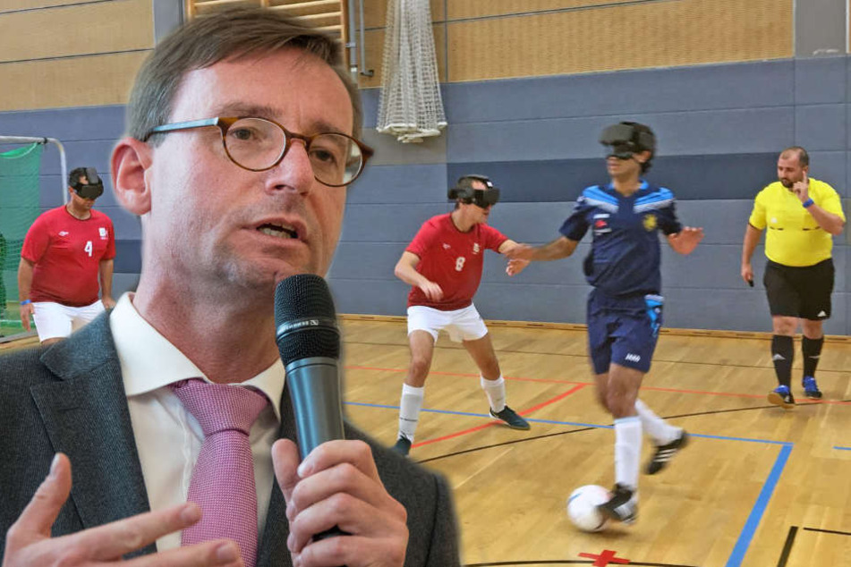 Unter anderem Sachsens Sportminister Roland Wöller (48, CDU, l.) hat dem Leipziger Fußballverein den silbernen "Stern des Sports" übergeben.
