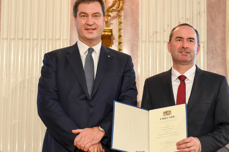 Markus Söder (l.) und die CSU koalieren mit Hubert Aiwanger (r.) und den Freien Wählern.
