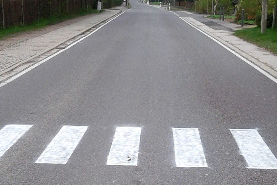 Diesen Zebrastreifen malten Unbekannte auf die Dorfstraße in Schwarzkollm