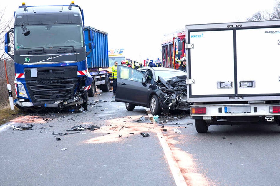 Ein Opel-Fahrer wurde in seinem Fahrzeug eingeklemmt.