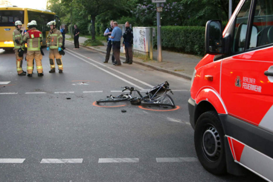 Das E-Bike der schwerverletzten Frau liegt auf dem Lichtenrader Damm.