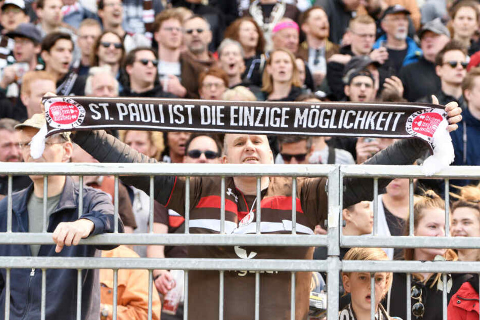 Der FC St. Pauli wird von 2200 Fans nach Dresden begleitet.