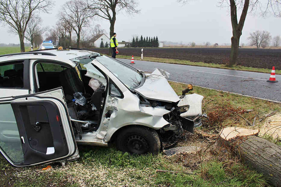 Das Wrack eines Autos steht bei Nauen (Havelland) nach einem Unfall am Rand der Hertefelder Chaussee.