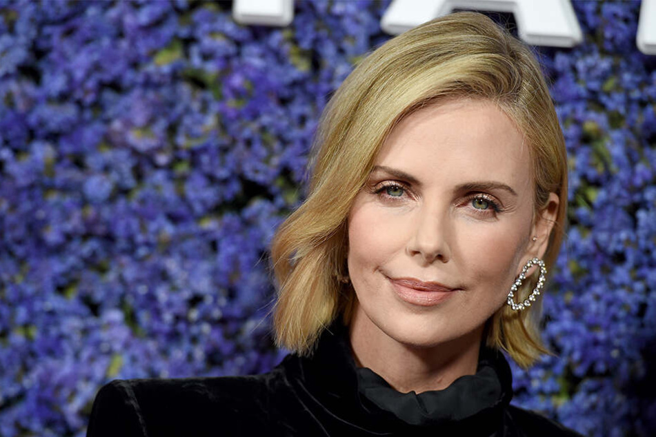 Charlize Theron soll neuerdings mit Brad Pitt anbandeln.