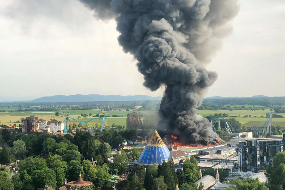 Die riesige Rauchwolke war am Samstag kilometerweit zu sehen.