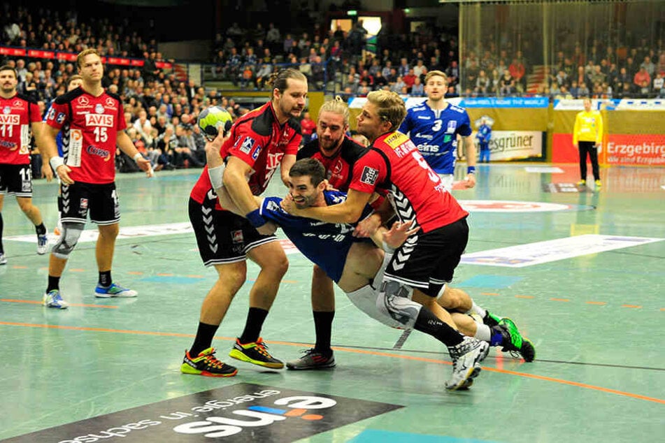 Gleich drei Gegenspieler versuchten Aues Marc Pechstein zu blocken.