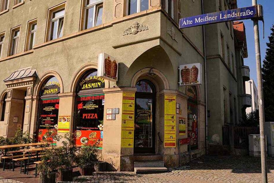 Eine Stunde nach dem Anschlag auf die Dresdner Moschee flogen Steine in die Fenster des Dönerladens Jasmin an der Alten Meißner Landstraße.
