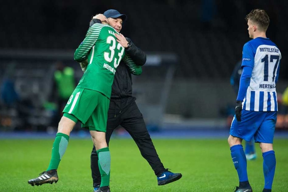 Pal Dardai beglückwünscht Klinsmann nach dem Spiel zu dessen Leistung.