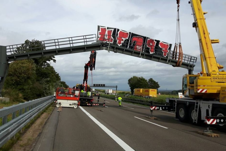 Ganz schön schief: Das passiert, wenn ein Lkw gegen eine Brücke kracht.