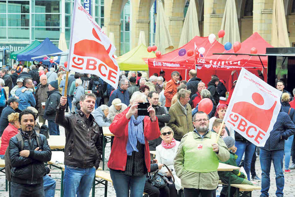 Riesenfest am Neumarkt: An die
1000 Besucher trafen sich zur
Kundgebung am Tag der Arbeit.