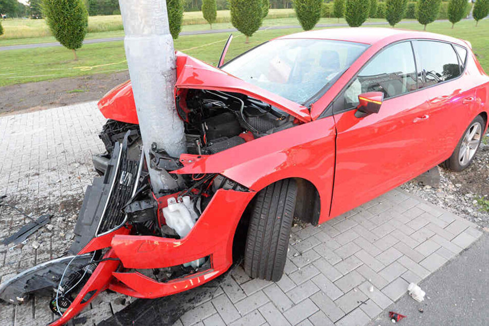 Das Auto krachte in einen Ampelmast.