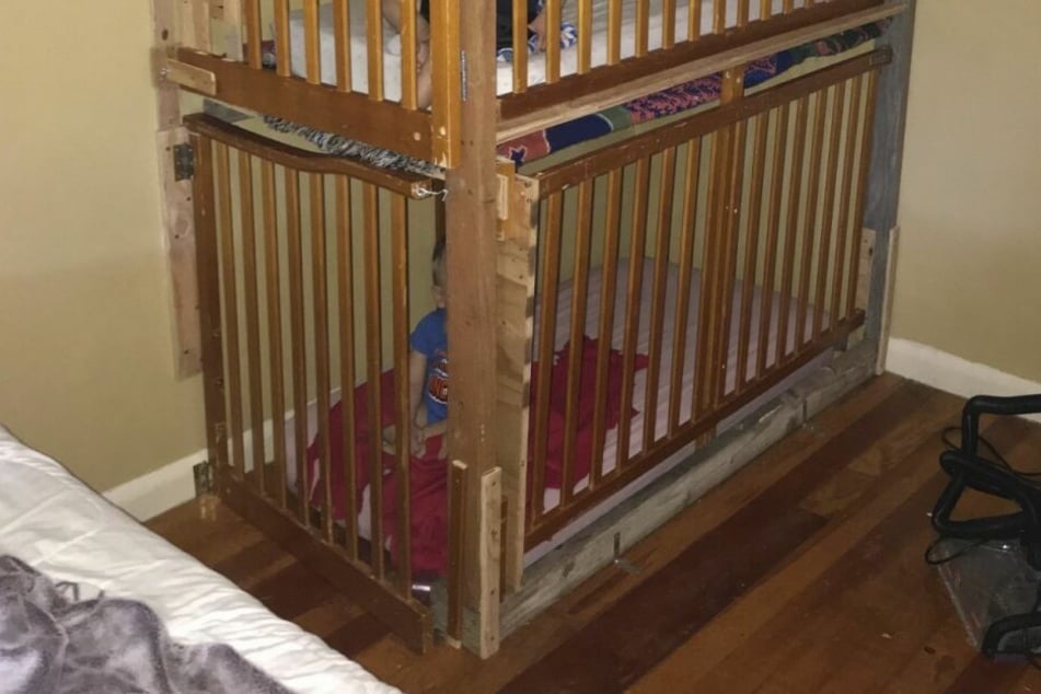 Die Kinder waren in seltsame Käfige gesperrt.