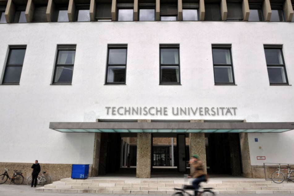 Der Eingang zur Technischen Universität München.