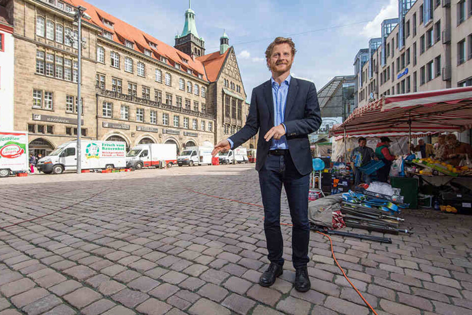 Da soll er hin! Baubürgermeister Michael Stötzer (45, Grüne) weist auf die Stelle, wo der Marktbrunnen stehen wird.