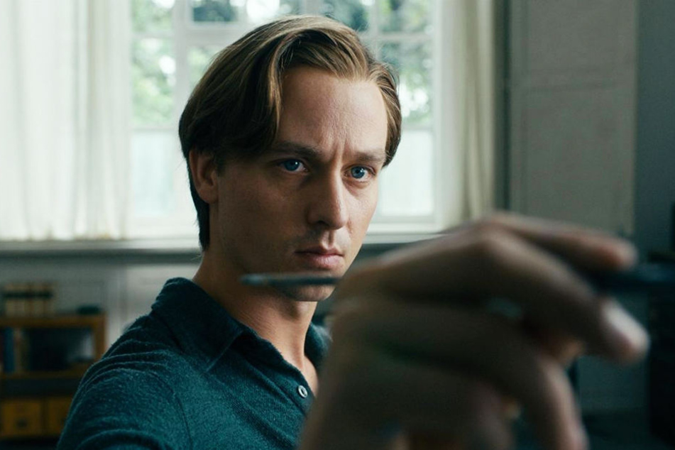 Tom Schilling als Kurt Barnert/Gerhard Richter. Rechts eine Aufnahme Richters von 1968, zuletzt Bestandteil der Schau "Gerhard Richter. Selbstbildnisse 1993" im Albertinum.