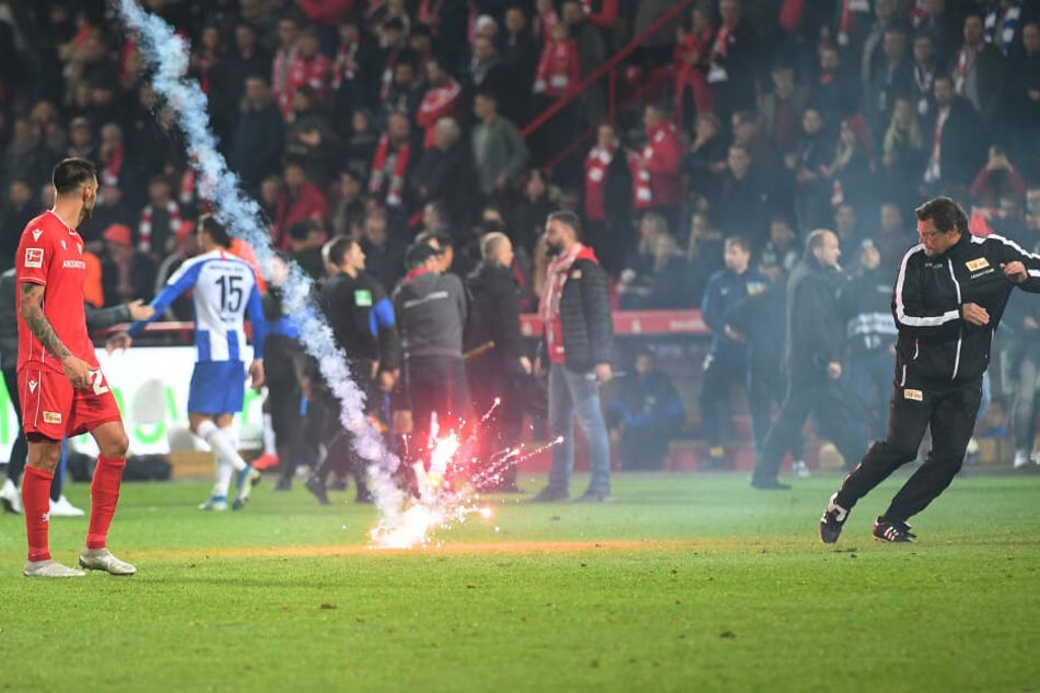 Während des Spiels von Hertha BSC gegen Union Berlin wurden in beiden Fanblöcken Pyros gezündet. Aus dem Gästeblock flogen sogar Leuchtraketen aufs Spielfeld.