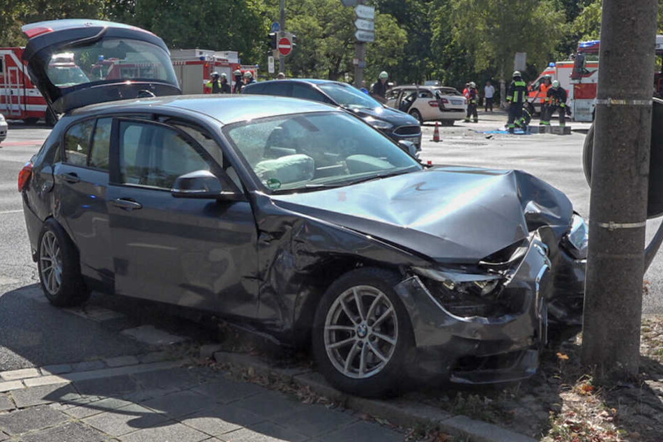 Der BWM drehte sich nach dem Aufprall um die eigenen Achse und prallte gegen einen Lampenmast.