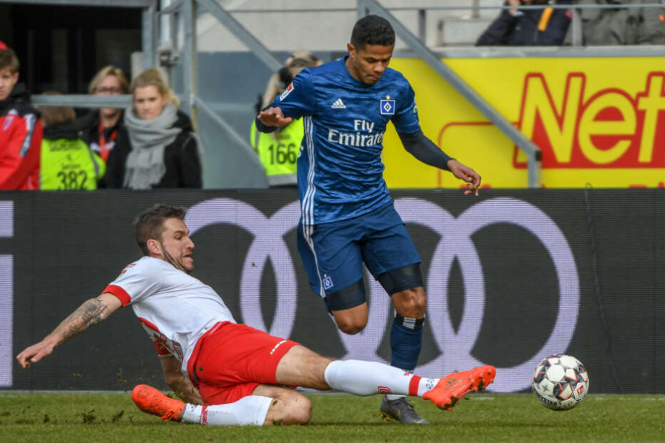 Douglas Santos lässt seinen Gegenspieler ins Leere grätschen.