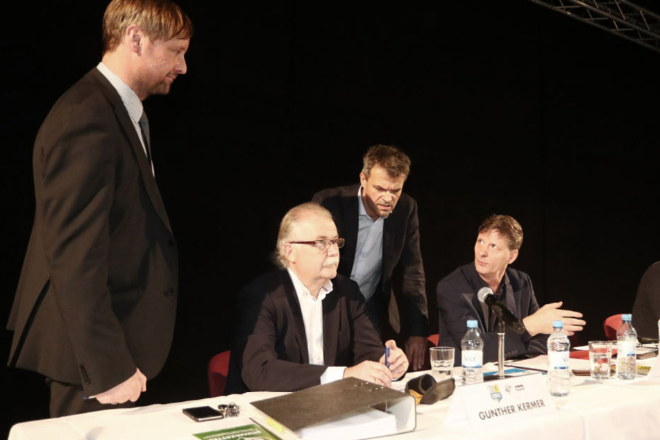 Aufsichtsratschef Uwe Bauch (r.), Vize Gunther Kermer (2.v.l.) und das kooptierte Mitglied Nico Beltrame