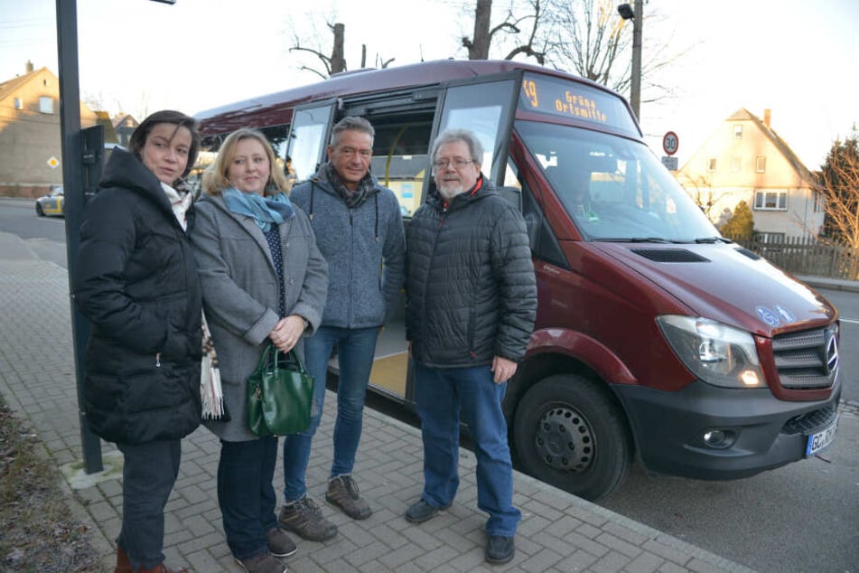Politiker fahren Bus (v.l.): Almut Patt (51), Solveig Kempe (39), Lutz Neubert (49) und Gunter Fix (56) kritisieren die Verbindung von Grüna nach Mittelbach.