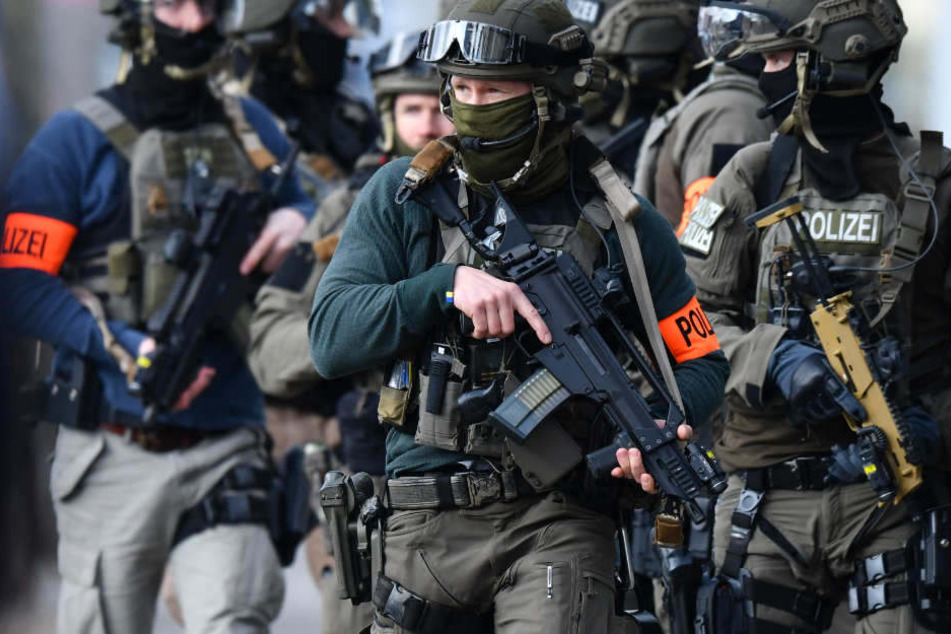 Über 70 Polizisten und SEK-Beamte führten die Wohnungsdurchsuchungen in Berlin-Neukölln durch. (Symbolbild)