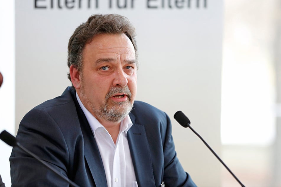 Landeselternrats-Chef Peter Lorenz (54)stellt die Schulpflicht infrage.