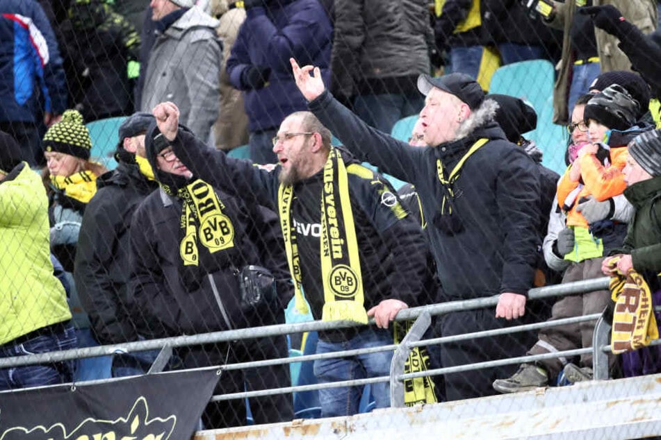 Erboßte Fans von Borussia Dortmund. Die beiden hätten sich sicher gefreut, wenn sie ihre Vereinshymne zu Ohren bekommen hätten.