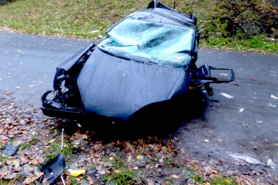 Der Wagen verlor bei dem Aufprall den Motorblock, stürzte in die Tiefe und kam auf den Rädern zum Stehen.