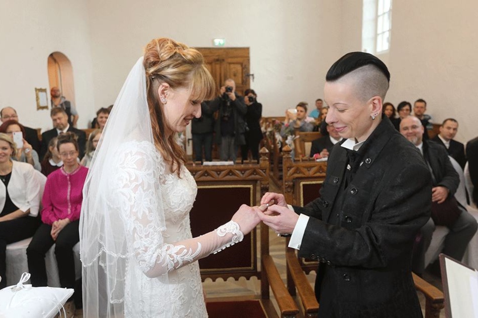 "Ja, ich will". Debora Lautenschläger (24, l.) und Nadine Oltersdorf (39) sind seit gestern verheiratet.