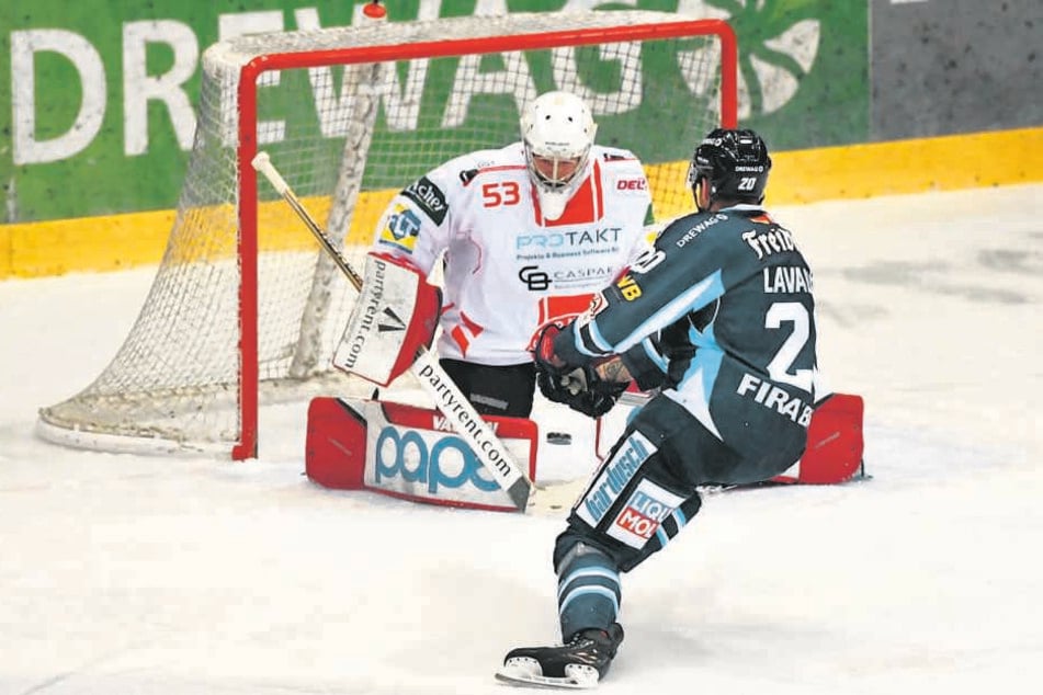 Kevin Lavallee trifft hier durch die Beine des Goalie zum 2:0 für die Dresdner Eislöwen.