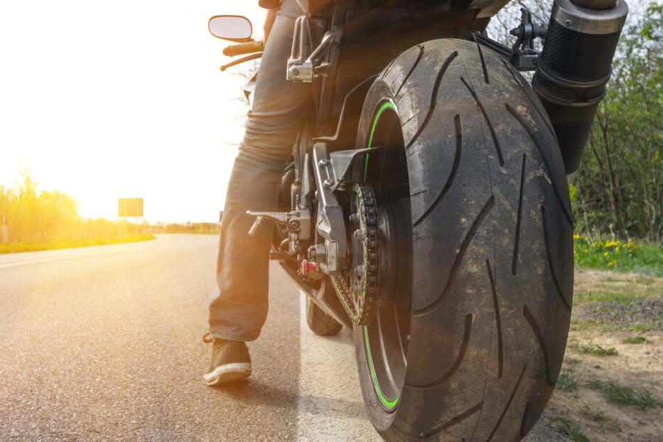 Der Biker hatte beim Beschleunigen die Kontrolle über sein Motorrad verloren. (Symbolbild)