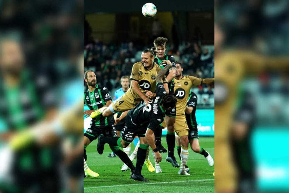 Alex Meier (M.) wirft sich aktuell für die Western Sydney Wanderers in die Bälle.