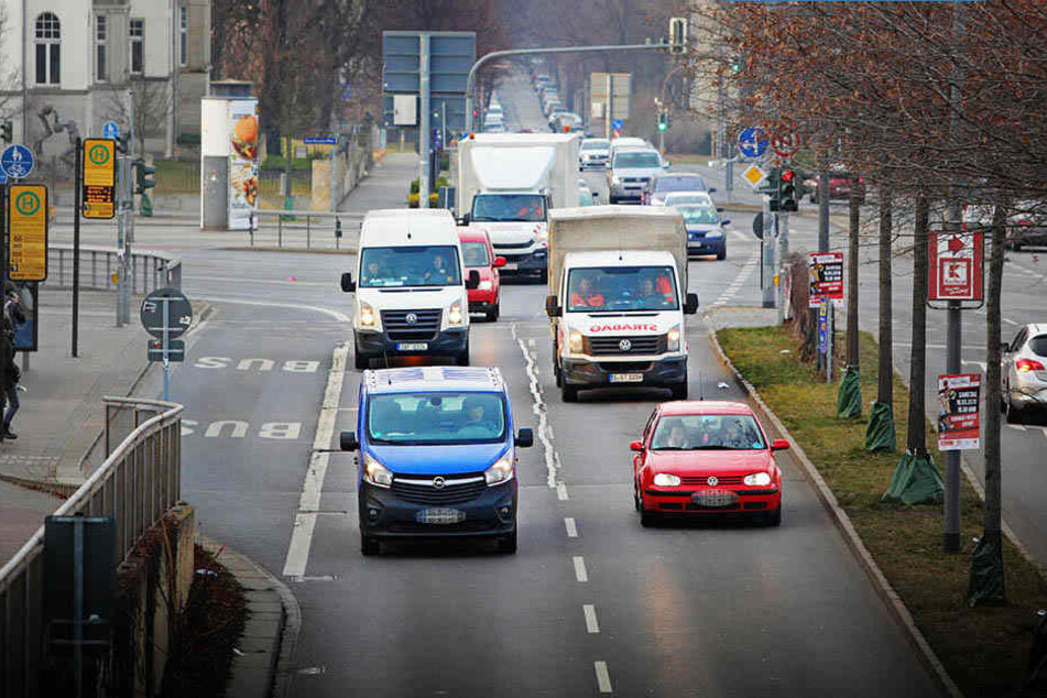 Nicht nur die Fahrzeugflotten der Behörden wären von einem Diesel-Verbot lahm gelegt: Auch Zehntausende Dresdner fahren mit Diesel-Wagen durch die Stadt.
