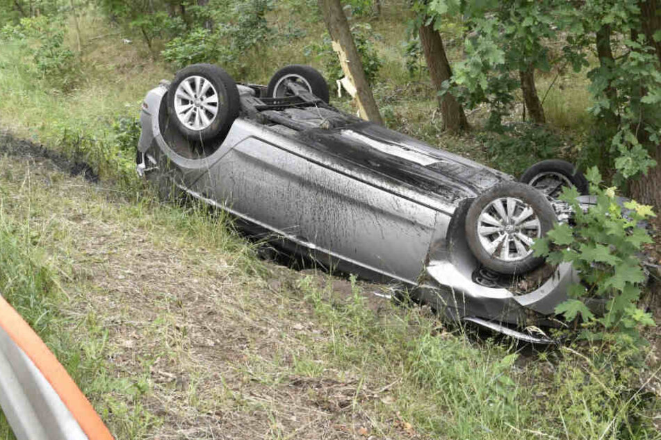 Der VW überschlug sich und landete auf dem Dach.