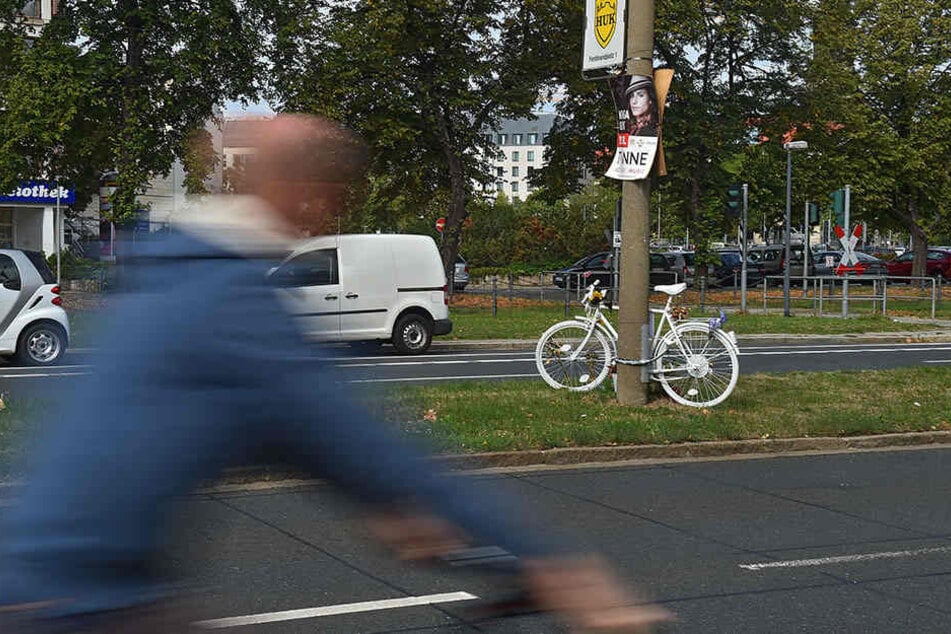 Ein Geisterrad erinnert an der St. Petersburger Straße an einen tödlichen Unfall mit einer Radfahrerin.