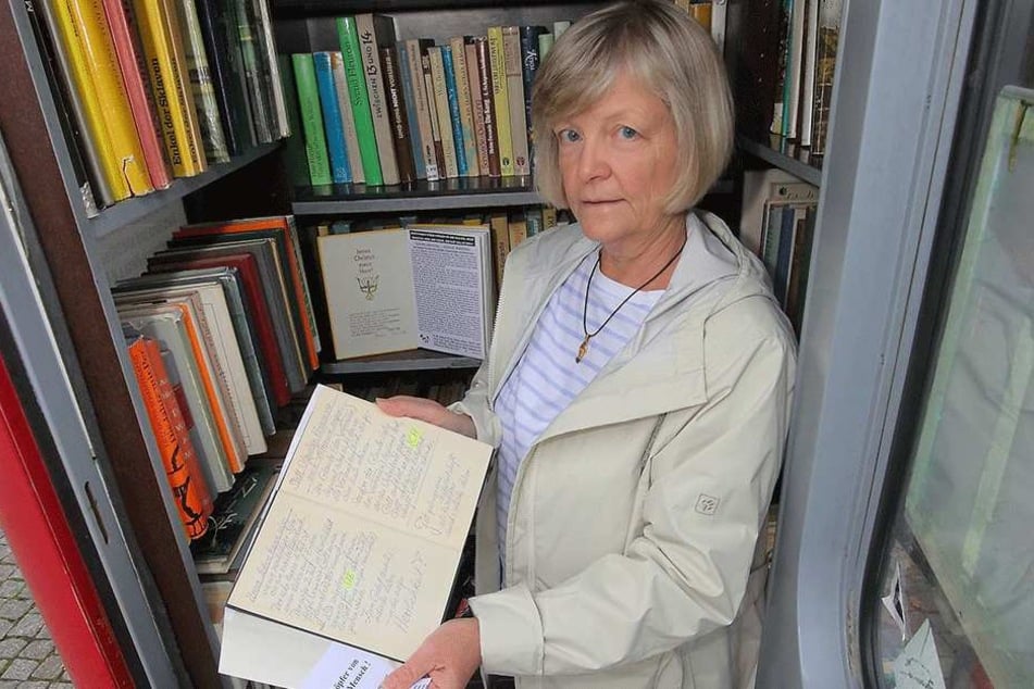Vereinschefin Heike Berthold (60) musste bereits 60 Bücher mit wirren
Botschaften entsorgen.