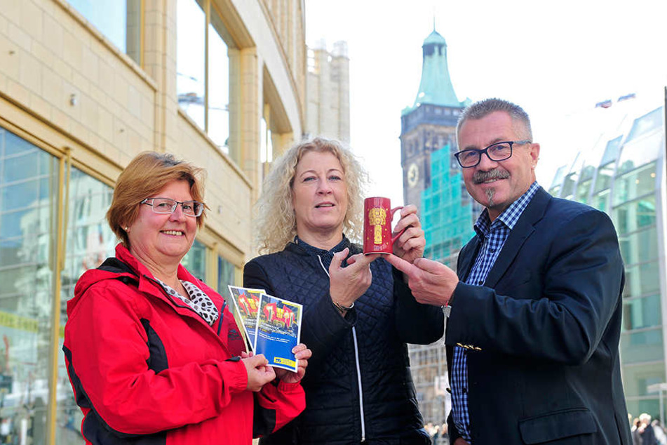 Prost! Irina Neumann (58) und Liane Barth (49) vom Marktamt stellen mit
Bürgermeister Miko Runkel (55, parteilos) die neue, schlankere Glühweintasse vor.