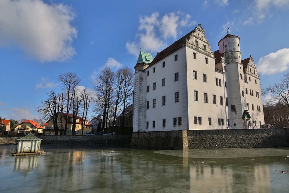 Momentan ist der Teich am Schönfelder Schloss zugefroren.