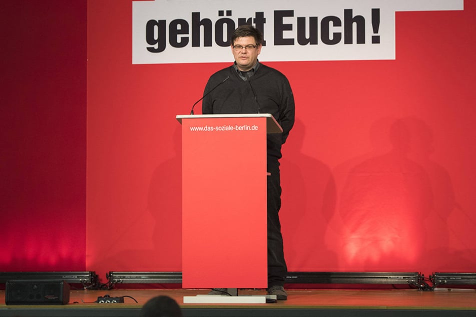 Wegen seiner Stasi-Vergangenheit umstrittenen: Staatssekretär Andrej Holm (46, LINKE). Nun ertönt der Ruf auch aus den eigenen Koalitionsreihen: Der Berliner Staatssekretär Holm solle wegen des Umgangs mit seiner Stasi-Vergangenheit zurücktreten.