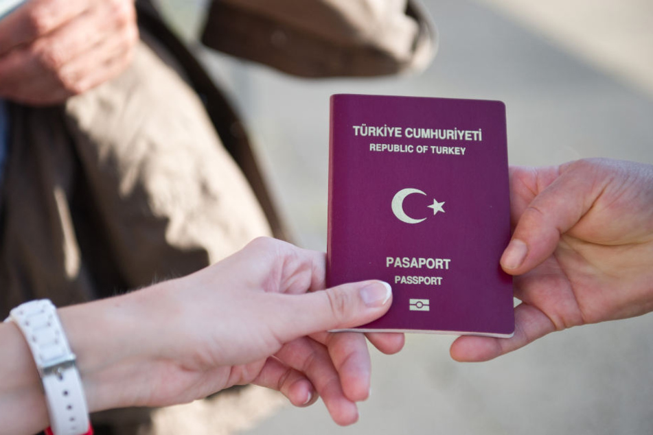 Bisher hat er nur den türkischen Pass.