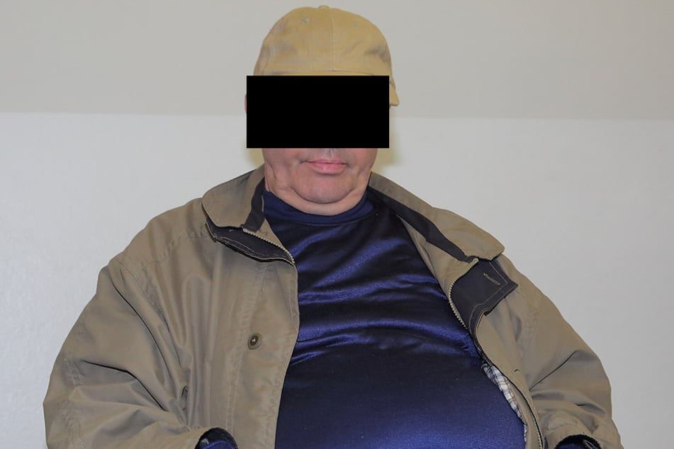 Hobby-Imker Thomas H. (60) auf dem Weg zum Richter.
