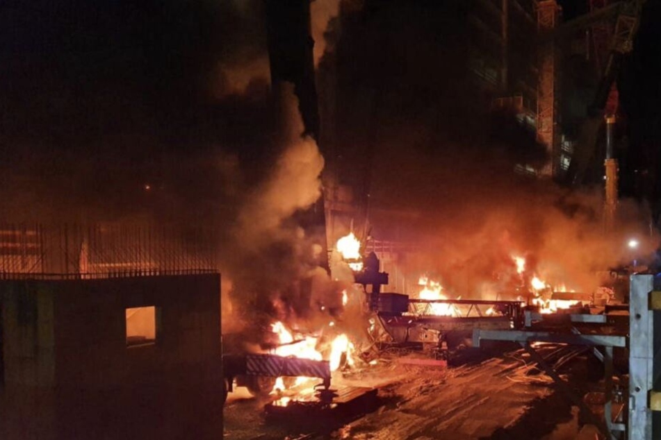 Ein verheerender Brand: Die Baukräne drohten auf ein umliegendes Wohnhaus und eine Gartenanlage zu stürzen.