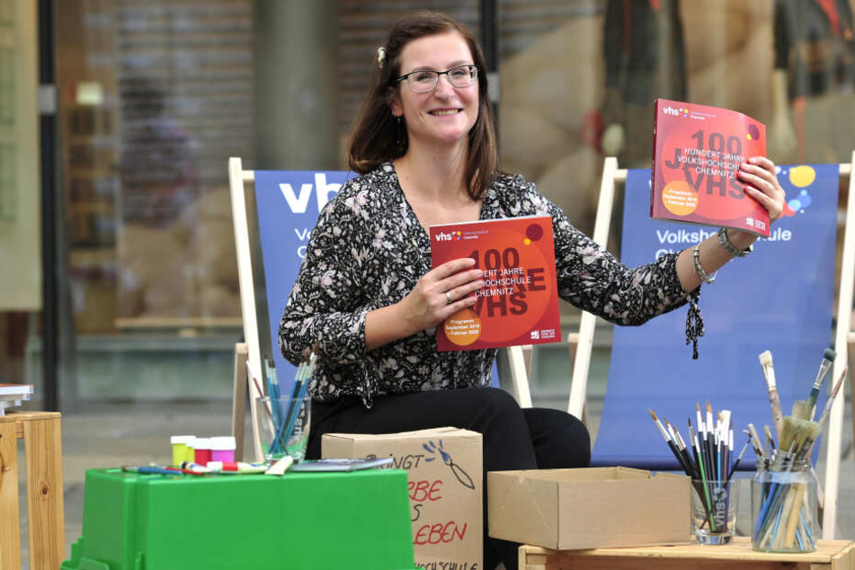 Sophie Gutjahr (34), pädagogische Mitarbeiterin der VHS, zeigt das neue Programmheft.