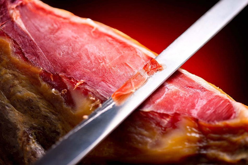 500 Kilogramm Schinken stahlen die unbekannten Täter. (Symbolbild)