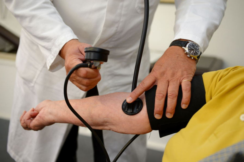 Der Arzt soll fünf Patientinnen missbraucht haben. (Symbolbild)