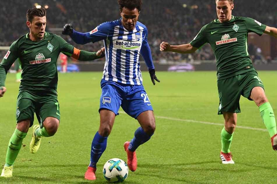 Lazaro im Zweikampf mit Junuzovic und Moisander.