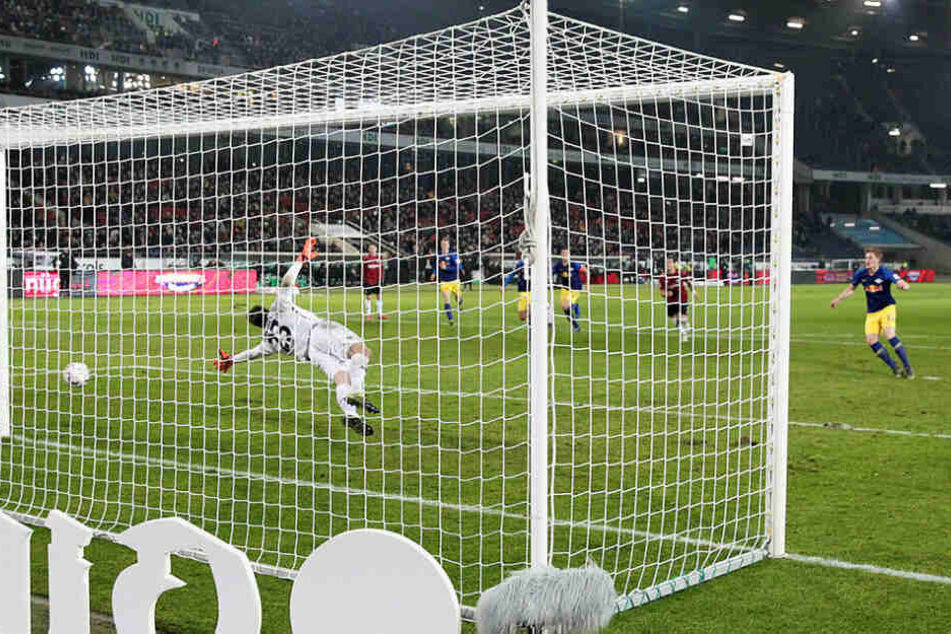 Da isser drin! Marcel Halstenberg (r.) überwindet Michael Esser mit einem platzierten Schuss ins untere rechte Eck zum 1:0-Halbzeitstand.