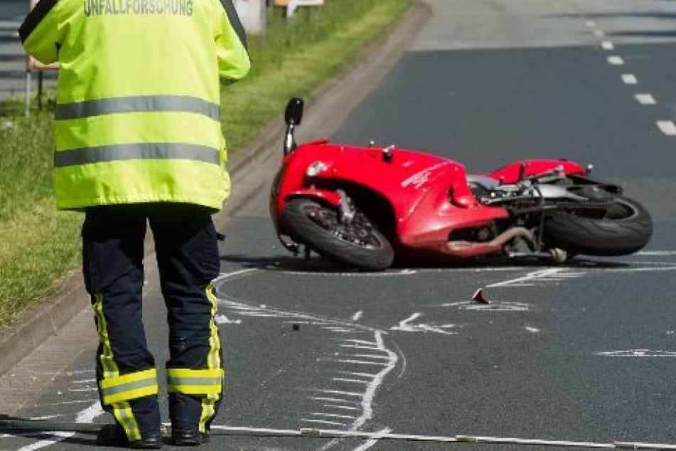 Polizisten stellten das Motorrad am Straßenrand ab, wo es Verwandte des Fahrers holen sollten. Doch am Abend war es bereits weg. (Symbolbild)