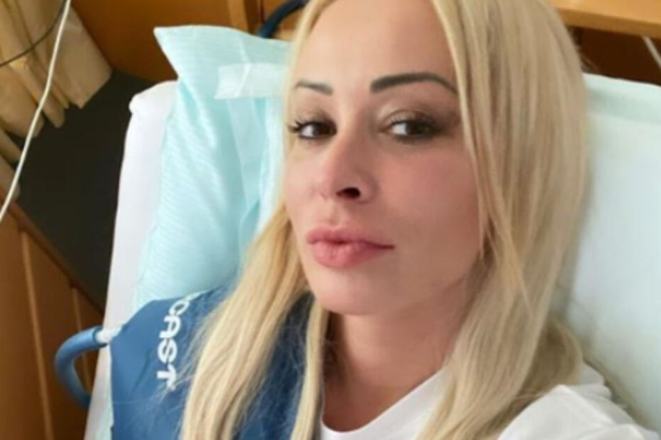 Cora Schumacher (42) liegt nach einem Unfall völlig flach.